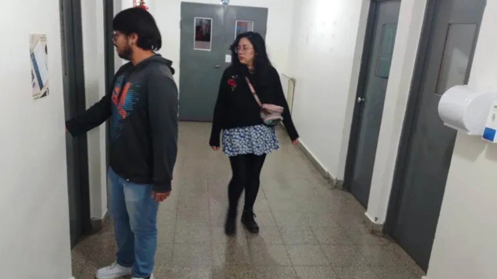 Universitarios protestan por aulas cerradas y acusaciones de robos